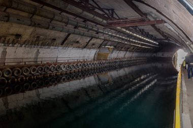 Balaklava, Kırım - 25 Mayıs 2015: - Sektretny askeri objesi K-825 - Sivastopol 'daki Soğuk Savaş sırasında yeraltı denizaltı üssü ve silahları. Denizaltıların saklandığı mağaradaki su altı kanalı.