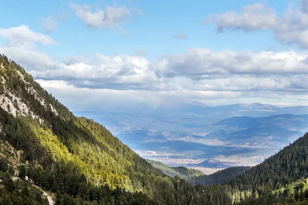 Hermoso Paisaje Montaña Contrastante Brillante Con Cimas Montaña Cubiertas Bosque — Foto de Stock