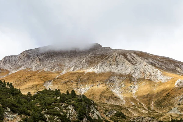 구름낀 하늘로 꼭대기와 아름다운 대조를 이루는 풍경이다 불가리아 — 스톡 사진