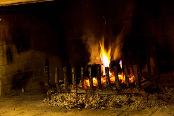 Geleneksel Şömine Modern Mekanda Yakacak Odun Kömür Yakıyor — Stok fotoğraf