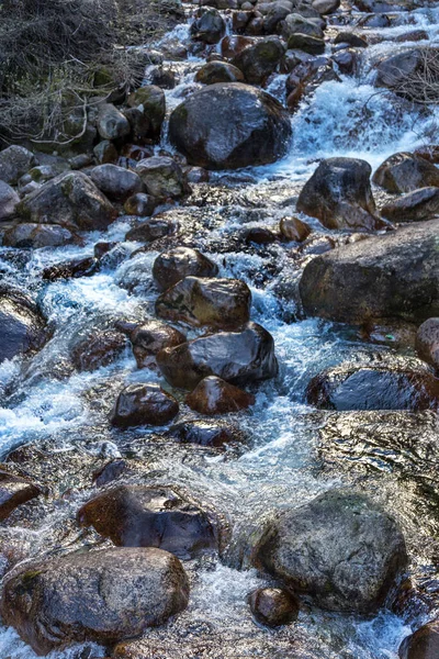 Schöne Helle Kontrastreiche Berglandschaft Der Gebirgsfluss Fließt Schnell Durch Die — Stockfoto