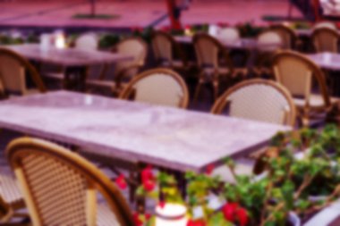 Küçük bir restoranın içi bulanık bir arka plan. Bokeh Kafe 'nin içini sıcak koyu renklerle bulanıklaştırmış. Yaratıcı moda tasarımı için arka plan olarak. Restoran, kafeterya arka planı çok güzel bulanık.