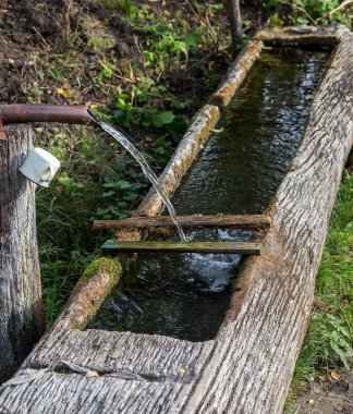 Geleneksel ahşap yalaklar. İnsanlar ve hayvanlar için yalaklar. Dağ kaynaklarından toplanan saf su. Eski köylü teknolojisi.