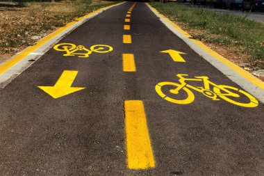 Şehir parkındaki bisiklet yolu sdvustoronnim bisikletçilerinde bisiklet tabelası. Sağlıklı bir yaşam tarzı. Donanımlı raylar bisiklet doğa yürüyüşlerini sever.