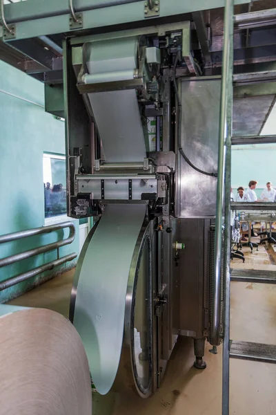 Production Bande Transporteuse Industrielle Dans Cave Avec Des Bouteilles Verre — Photo