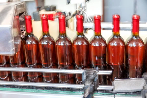Productie Van Industriële Transportband Wijnmakerij Met Glazen Flessen Het Proces — Stockfoto