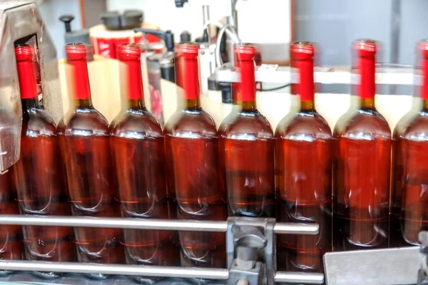 Producción Cinta Transportadora Industrial Bodega Con Botellas Vidrio Proceso Trabajo — Foto de Stock