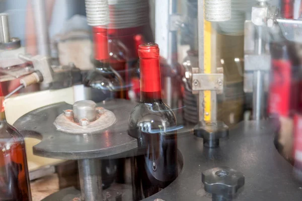 Produkcja Przenośnika Przemysłowego Winiarni Butelkami Szklanymi Procesie Pracy Ruchu Rozmycie — Zdjęcie stockowe
