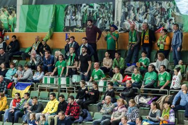 ODESSA, Ukrayna -26 Ocak 2017: Voleybol CEV Kupası 'nda VC Khimick (Ukrayna) - kadınlar. 16 final. Seyirciler ve taraftarlar milli takımlarını kapalı spor salonu, stadyum tribünlerinde duygusal olarak destekliyorlar.