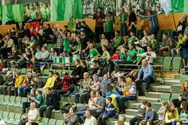 ODESSA, Ukrayna -26 Ocak 2017: Voleybol CEV Kupası 'nda VC Khimick (Ukrayna) - kadınlar. 16 final. Seyirciler ve taraftarlar milli takımlarını kapalı spor salonu, stadyum tribünlerinde duygusal olarak destekliyorlar.