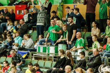 ODESSA, Ukrayna -26 Ocak 2017: Voleybol CEV Kupası 'nda VC Khimick (Ukrayna) - kadınlar. 16 final. Seyirciler ve taraftarlar milli takımlarını kapalı spor salonu, stadyum tribünlerinde duygusal olarak destekliyorlar.