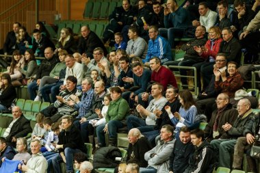 ODESSA, Ukrayna -26 Ocak 2017: Voleybol CEV Kupası 'nda VC Khimick (Ukrayna) - kadınlar. 16 final. Seyirciler ve taraftarlar milli takımlarını kapalı spor salonu, stadyum tribünlerinde duygusal olarak destekliyorlar.