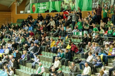 ODESSA, Ukrayna -26 Ocak 2017: Voleybol CEV Kupası 'nda VC Khimick (Ukrayna) - kadınlar. 16 final. Seyirciler ve taraftarlar milli takımlarını kapalı spor salonu, stadyum tribünlerinde duygusal olarak destekliyorlar.