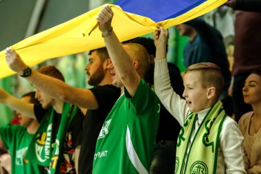 ODESSA, Ukrayna -26 Ocak 2017: Voleybol CEV Kupası 'nda VC Khimick (Ukrayna) - kadınlar. 16 final. Seyirciler ve taraftarlar milli takımlarını kapalı spor salonu, stadyum tribünlerinde duygusal olarak destekliyorlar.