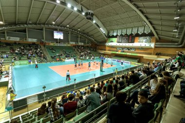 ODESSA, Ukrayna -26 Ocak 2017: Voleybol CEV Kupası 'nda VC Khimick (Ukrayna) - kadınlar. 16 final. Seyirciler ve taraftarlar milli takımlarını kapalı spor salonu, stadyum tribünlerinde duygusal olarak destekliyorlar.