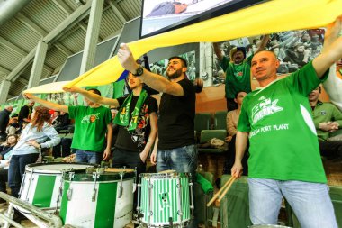 ODESSA, Ukrayna -26 Ocak 2017: Voleybol CEV Kupası 'nda VC Khimick (Ukrayna) - kadınlar. 16 final. Seyirciler ve taraftarlar milli takımlarını kapalı spor salonu, stadyum tribünlerinde duygusal olarak destekliyorlar.