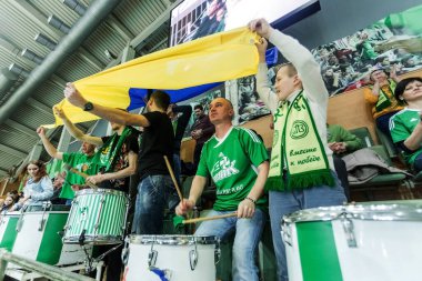 ODESSA, Ukrayna -26 Ocak 2017: Voleybol CEV Kupası 'nda VC Khimick (Ukrayna) - kadınlar. 16 final. Seyirciler ve taraftarlar milli takımlarını kapalı spor salonu, stadyum tribünlerinde duygusal olarak destekliyorlar.