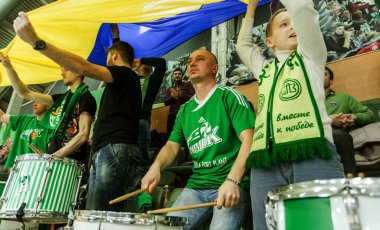 ODESSA, Ukrayna -26 Ocak 2017: Voleybol CEV Kupası 'nda VC Khimick (Ukrayna) - kadınlar. 16 final. Seyirciler ve taraftarlar milli takımlarını kapalı spor salonu, stadyum tribünlerinde duygusal olarak destekliyorlar.