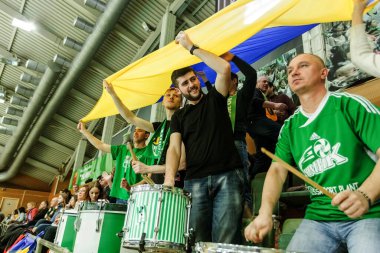 ODESSA, Ukrayna -26 Ocak 2017: Voleybol CEV Kupası 'nda VC Khimick (Ukrayna) - kadınlar. 16 final. Seyirciler ve taraftarlar milli takımlarını kapalı spor salonu, stadyum tribünlerinde duygusal olarak destekliyorlar.