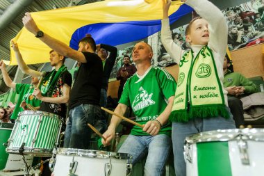 ODESSA, Ukrayna -26 Ocak 2017: Voleybol CEV Kupası 'nda VC Khimick (Ukrayna) - kadınlar. 16 final. Seyirciler ve taraftarlar milli takımlarını kapalı spor salonu, stadyum tribünlerinde duygusal olarak destekliyorlar.