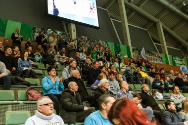 ODESSA, Ukrayna -26 Ocak 2017: Voleybol CEV Kupası 'nda VC Khimick (Ukrayna) - kadınlar. 16 final. Seyirciler ve taraftarlar milli takımlarını kapalı spor salonu, stadyum tribünlerinde duygusal olarak destekliyorlar.