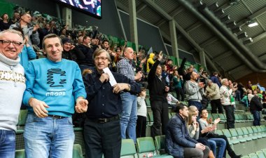 ODESSA, Ukrayna -26 Ocak 2017: Voleybol CEV Kupası 'nda VC Khimick (Ukrayna) - kadınlar. 16 final. Seyirciler ve taraftarlar milli takımlarını kapalı spor salonu, stadyum tribünlerinde duygusal olarak destekliyorlar.