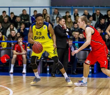 Odessa, Ukrayna - 12 Şubat 2017: erkek basketbol takımı BIPA BC Odessa ve Nikolaev arasında basketbol. Basketbol sporu. Ukrayna Şampiyonası. Oyun Zamanı Basketbol