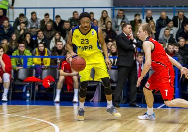 Odessa, Ukrayna - 12 Şubat 2017: erkek basketbol takımı BIPA BC Odessa ve Nikolaev arasında basketbol. Basketbol sporu. Ukrayna Şampiyonası. Oyun Zamanı Basketbol