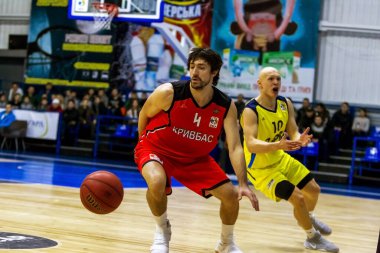 Odessa, Ukrayna - 12 Şubat 2017: erkek basketbol takımı BIPA BC Odessa ve Nikolaev arasında basketbol. Basketbol sporu. Ukrayna Şampiyonası. Oyun Zamanı Basketbol