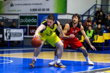Odessa, Ukrayna - 12 Şubat 2017: erkek basketbol takımı BIPA BC Odessa ve Nikolaev arasında basketbol. Basketbol sporu. Ukrayna Şampiyonası. Oyun Zamanı Basketbol