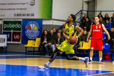 Odessa, Ukrayna - 12 Şubat 2017: erkek basketbol takımı BIPA BC Odessa ve Nikolaev arasında basketbol. Basketbol sporu. Ukrayna Şampiyonası. Oyun Zamanı Basketbol