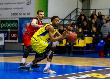 Odessa, Ukrayna - 12 Şubat 2017: erkek basketbol takımı BIPA BC Odessa ve Nikolaev arasında basketbol. Basketbol sporu. Ukrayna Şampiyonası. Oyun Zamanı Basketbol