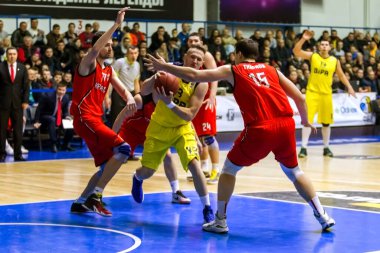 Odessa, Ukrayna - 12 Şubat 2017: erkek basketbol takımı BIPA BC Odessa ve Nikolaev arasında basketbol. Basketbol sporu. Ukrayna Şampiyonası. Oyun Zamanı Basketbol