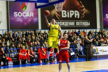 Odessa, Ukrayna - 12 Şubat 2017: erkek basketbol takımı BIPA BC Odessa ve Nikolaev arasında basketbol. Basketbol sporu. Ukrayna Şampiyonası. Oyun Zamanı Basketbol