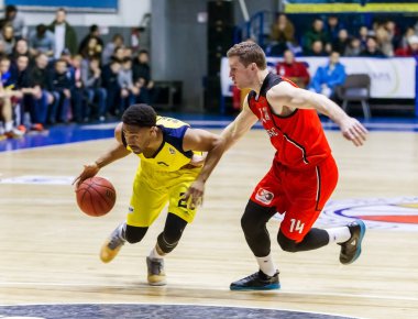 Odessa, Ukrayna - 12 Şubat 2017: erkek basketbol takımı BIPA BC Odessa ve Nikolaev arasında basketbol. Basketbol sporu. Ukrayna Şampiyonası. Oyun Zamanı Basketbol