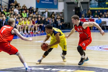 Odessa, Ukrayna - 12 Şubat 2017: erkek basketbol takımı BIPA BC Odessa ve Nikolaev arasında basketbol. Basketbol sporu. Ukrayna Şampiyonası. Oyun Zamanı Basketbol