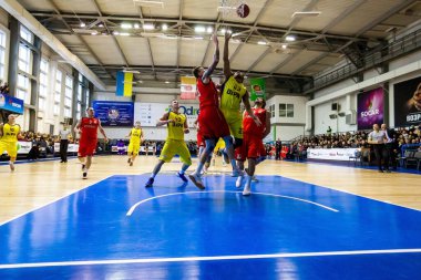 Odessa, Ukrayna - 12 Şubat 2017: erkek basketbol takımı BIPA BC Odessa ve Nikolaev arasında basketbol. Basketbol sporu. Ukrayna Şampiyonası. Oyun Zamanı Basketbol