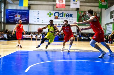 Odessa, Ukrayna - 12 Şubat 2017: erkek basketbol takımı BIPA BC Odessa ve Nikolaev arasında basketbol. Basketbol sporu. Ukrayna Şampiyonası. Oyun Zamanı Basketbol