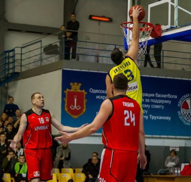 Odessa, Ukrayna - 12 Şubat 2017: erkek basketbol takımı BIPA BC Odessa ve Nikolaev arasında basketbol. Basketbol sporu. Ukrayna Şampiyonası. Oyun Zamanı Basketbol
