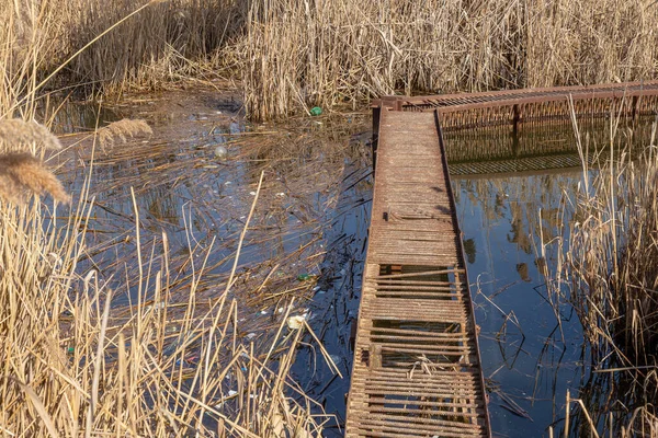漁師のための葦の古い壊れた錆びた橋 錆びた金属 — ストック写真