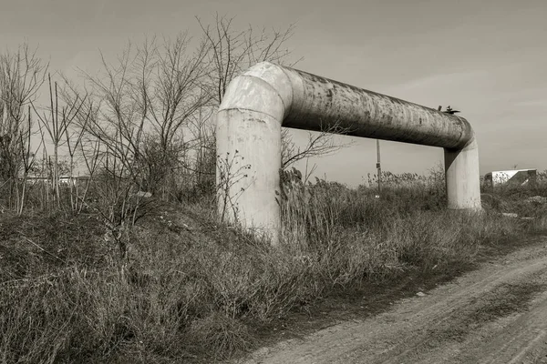 抽油用钢制大型金属管立交桥 井下输油管道维护与控制的革命 技术出口回路 — 图库照片