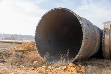 Agresif ortamlar için büyük metal paslanmaz çelik üst geçit borusu. Büyük bir sanayi üst geçidinin inşaatı
