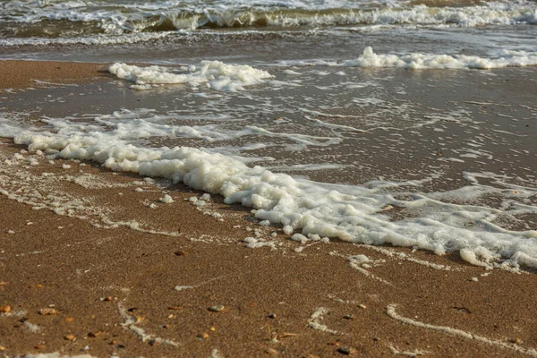 Onda Mare Corre Sulla Sabbia Una Spiaggia Con Schiuma Sulla — Foto Stock