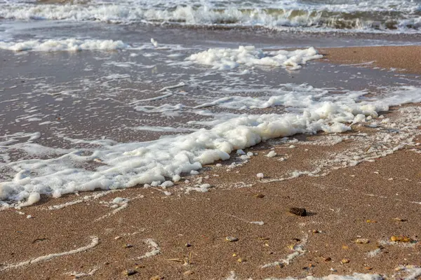Onda Mare Corre Sulla Sabbia Una Spiaggia Con Schiuma Sulla — Foto Stock