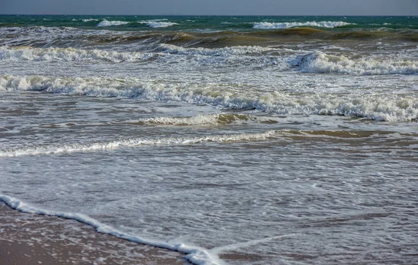 Onda Mare Corre Sulla Sabbia Una Spiaggia Con Schiuma Sulla — Foto Stock