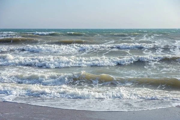 Een Zeegolf Loopt Het Zand Van Een Strand Met Schuim — Stockfoto