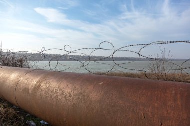 Paslı bir üst geçitte eski paslı dikenli teller var. Bölge Güvenliği Tel Koruması