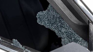 Kriminal bir olay. Bir arabayı hacklemek. Sürücü tarafındaki kırık araba camı. Hırsızlar arabanın camını kırmışlar, camlar etrafa saçılmış. Suç - Kırık pencere ve hırsızlık