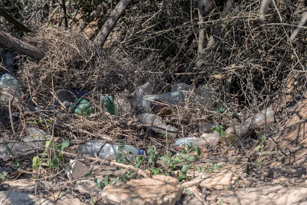 Vertía Basura Playa Una Gran Ciudad Vacío Utiliza Botellas Plástico — Foto de Stock