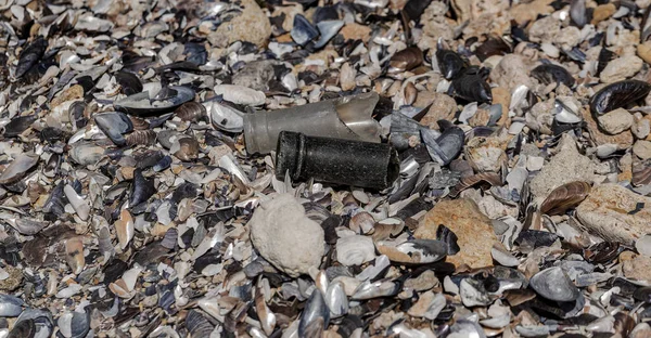 Deniz Kıyısındaki Kırık Şişelerden Gelen Tehlikeli Cam Parçaları Sahilde Cam — Stok fotoğraf